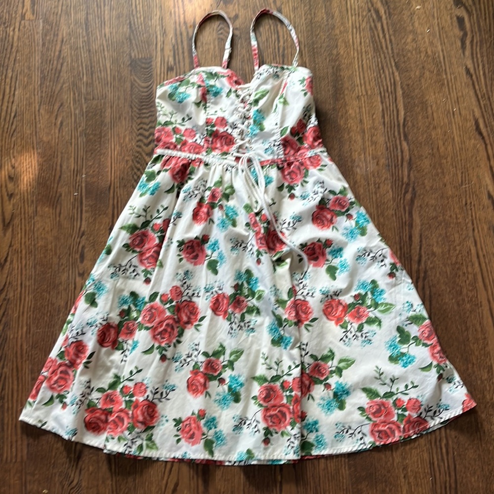 Retro Style Floral Pattern Lined Sundress With Fitted Top Area And Full Skirt